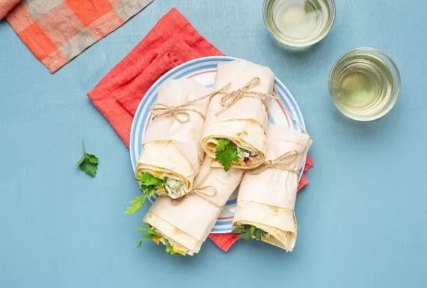 Любой праздник начинается именно с них - рулетики из лаваша: три варианта начинки на любой вкус