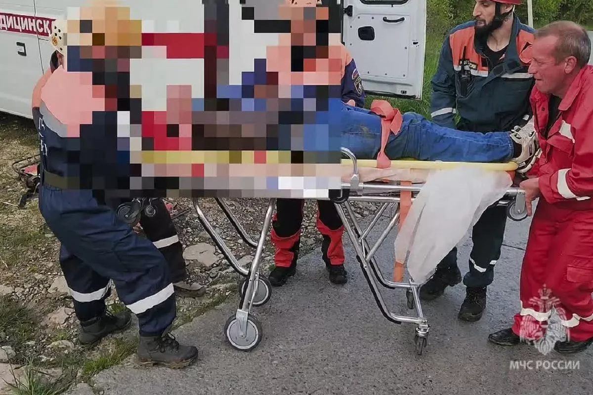 Сочинские спасатели помогли съехавшему в глубокий овраг мопедисту из Бурятии