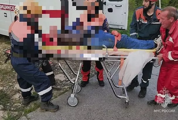 Сочинские спасатели помогли съехавшему в глубокий овраг мопедисту из Бурятии