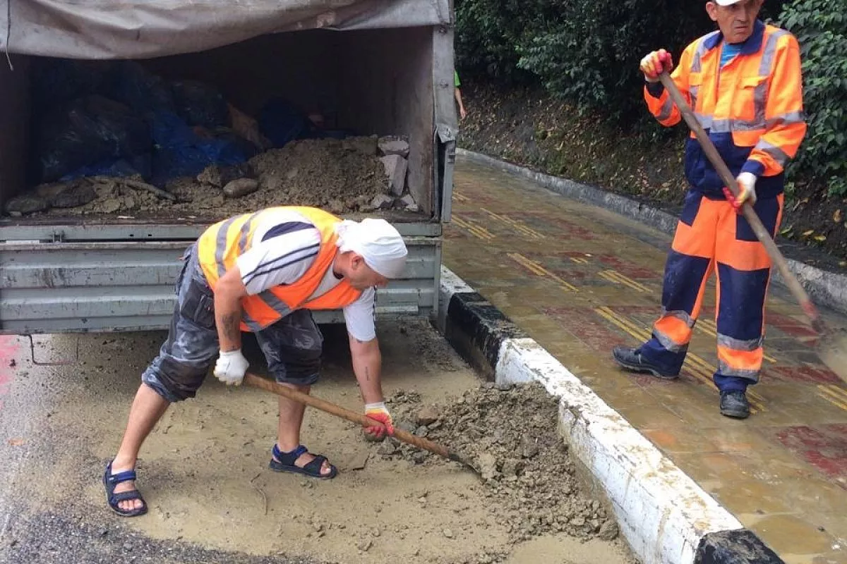 Дорожники убирают грязевые массы с трассы. Дорожники убирают грязевые массы с трассы.