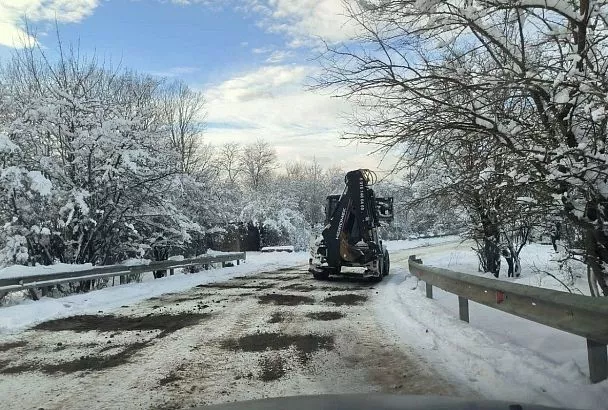 Днем 15 января региональные трассы Краснодарского края от снега расчищали более 190 единиц техники