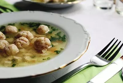 Этот суп готовлю дважды за неделю, а дети все равно просят варить его чаще, потому что обожают мясные фрикадельки