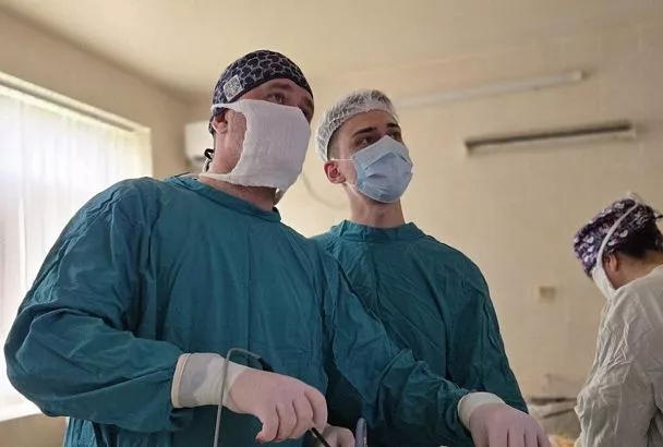 Новое лапароскопическое оборудование освоили врачи Калининского района