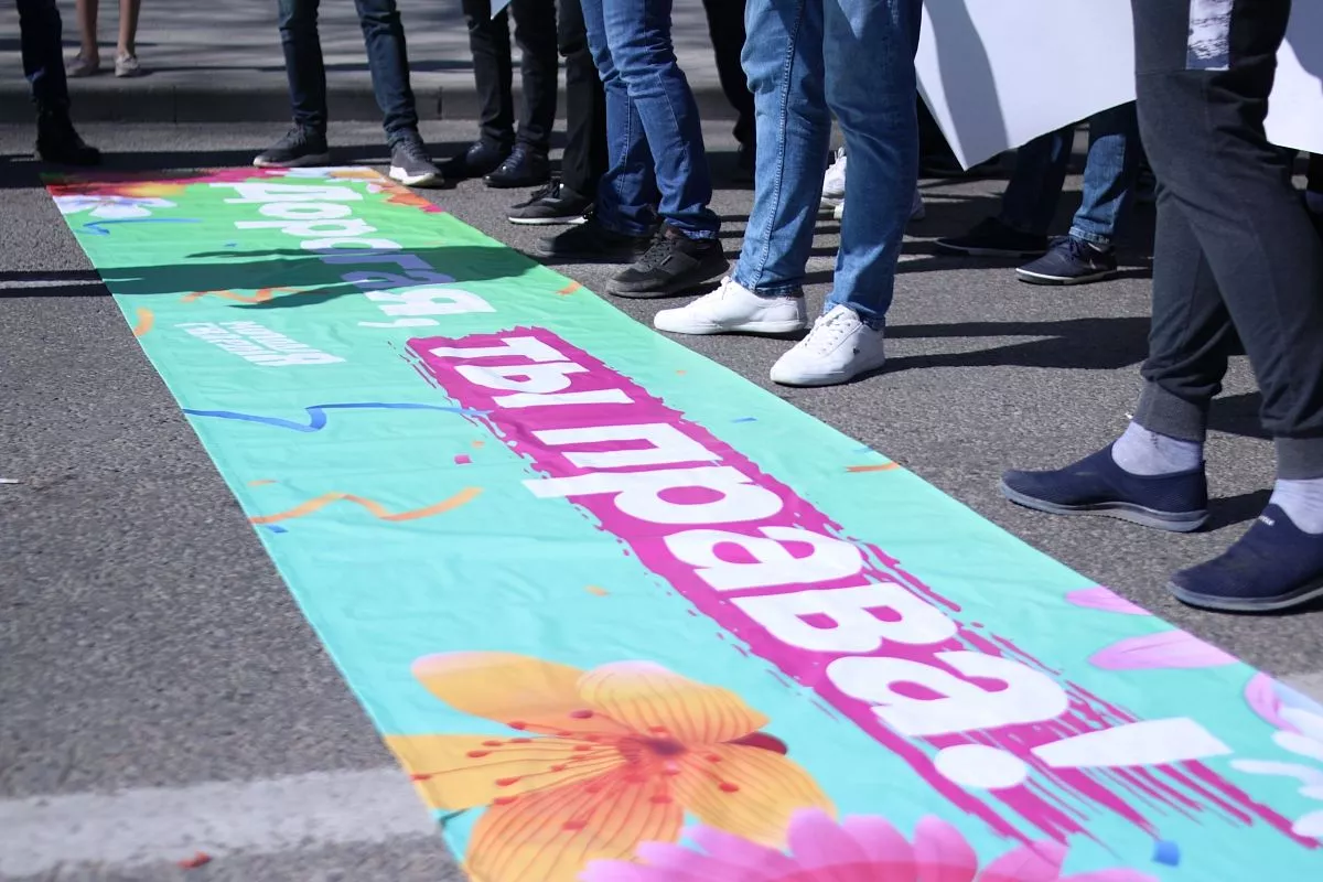 Во время шествия по улице Красной юноши дарили девушкам цветы и свои улыбки