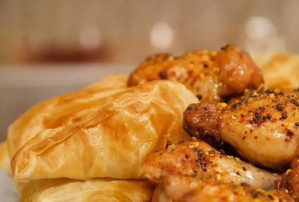 Завернул куриные бёдрышки в слоёное тесто — и в духовку: сочные, ароматные "пирожки" без лепки