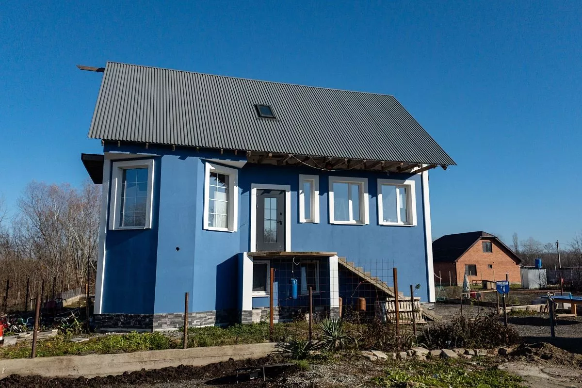 В двухэтажном особняке с большим чердаком, где тоже можно сделать комнаты, хватит места всем.