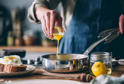 Нежный голландский соус с лимонным соком: теплые воспоминания о классической кухне дома