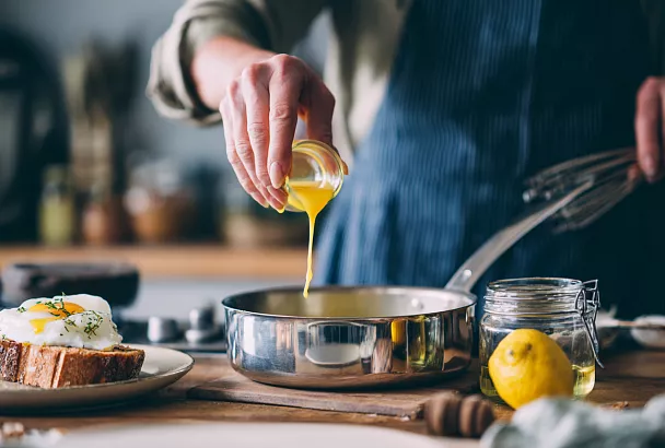 Нежный голландский соус с лимонным соком: теплые воспоминания о классической кухне дома