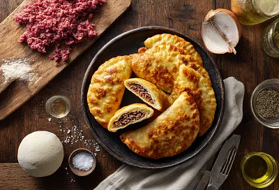 Замешиваю тесто на уксусе с кипятком и через час жарю пузырчатые и сочные чебуреки 