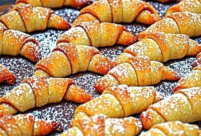 Секрет нежных рогаликов «Пушистые»: мягкая и воздушная текстура достигается благодаря особому рецепту теста