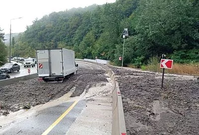Сель сошел на трассу «Дон» за Горячим Ключом в сторону Черного моря: организовано реверсивное движение