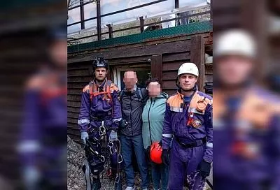 Спасатели переправили двух туристов через бурлящую реку в Краснодарском крае
