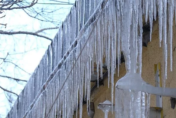 Мэр Краснодара призвал УК и предприятия убрать сосульки с крыш зданий