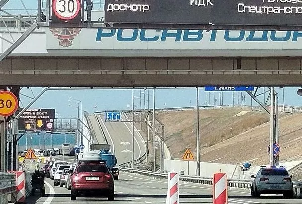 Больше 3,5 тыс. машин скопились в пробке перед Крымским мостом