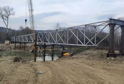 Возведение временного пешеходного моста через реку Шапсухо завершают в Лермонтово Туапсинского округа