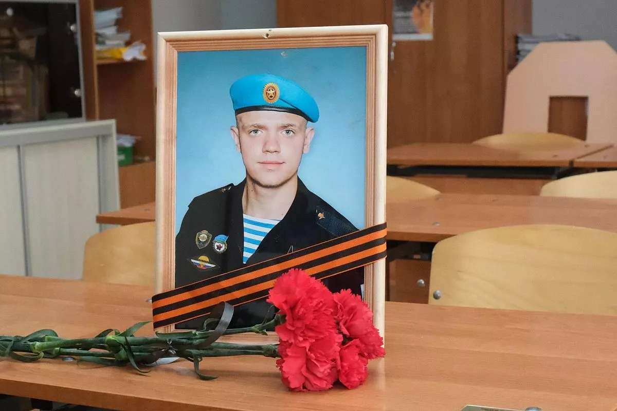 В школе № 12 станицы Павловской в 2023 году открыли «Парту героя» в честь бывшего ученика Олега Денисова, который погиб, выполняя воинский долг в зоне СВО. В школе № 12 станицы Павловской в 2023 году открыли «Парту героя» в честь бывшего ученика Олега Денисова, который погиб, выполняя воинский долг в зоне СВО.