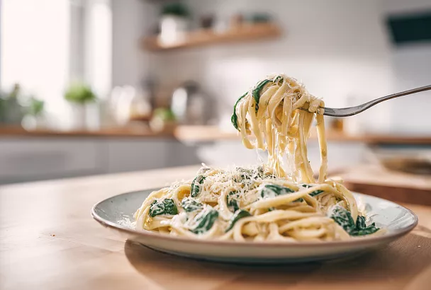 Макароны со шпинатом и сыром стали сливочнее и ароматнее обычных: добавила сметану в соус и растопила сыр прямо в пасте