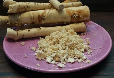 И защитник, и огородный доктор: в чем польза хрена на огороде