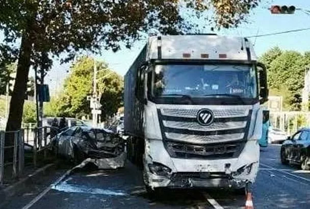 Дети 2 и 5 лет пострадали в ДТП с большегрузом в Сочи