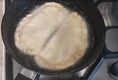 Хрустящие и пузырчатые чебуреки на сковороде! Все дуреют с этого рецепт теста для чебуреков на воде — бери и жарь