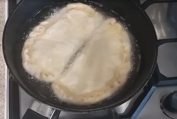 Хрустящие и пузырчатые чебуреки на сковороде! Все дуреют с этого рецепт теста для чебуреков на воде — бери и жарь