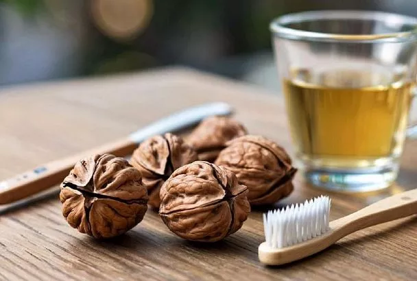 Укрепляем зубы и десны ореховым отваром: проверенное народное средство