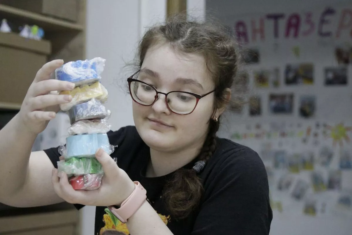 Лиза в совершенстве владеет английским языком и первая помощница.