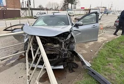 «Ладу» проткнуло забором после столкновения с двумя легковушками на Кубани. Три человека в больнице