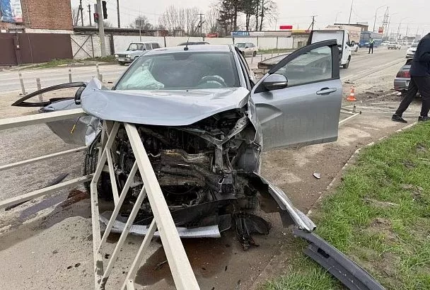 «Ладу» проткнуло забором после столкновения с двумя легковушками на Кубани. Три человека в больнице