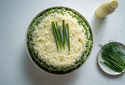 Праздничный салат со шпротами: слоёный, ароматный и очень простой