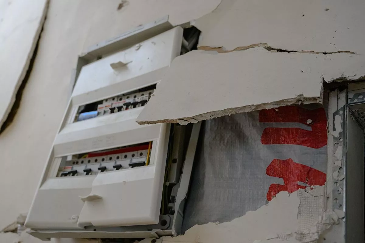 От мощной ударной волны деформировались входная дверь и стена двухэтажного дома.