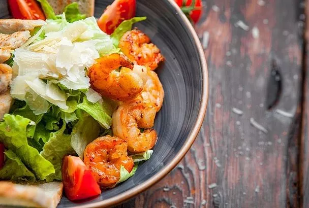 Салат с креветками без майонеза за 15 минут: По-ресторанному эффектно, но готовится проще простого