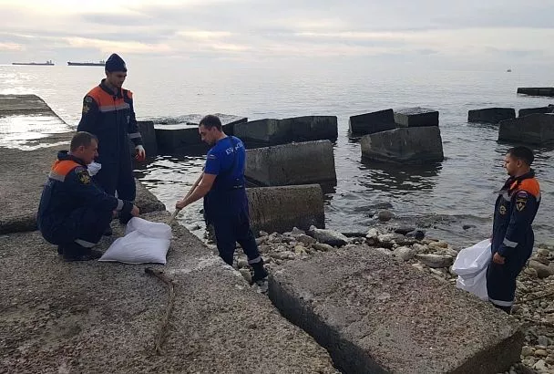 В Туапсе очистили около 300 метров берега после атаки беспилотников