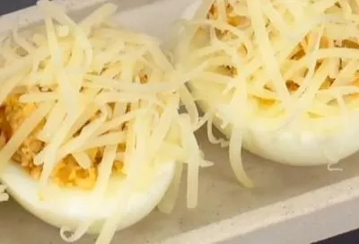 Обжариваю лук и фарширую им яйца - нет ничего проще и вкуснее для начинки