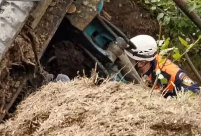 Спасатели освободили зажатого в перевернувшемся экскаваторе водителя в Сочи