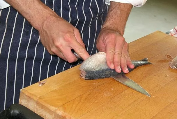 Перепробовала кучу рецептов и нашла лучший: солю селедку за ночь. Вечером приготовила, а утром уже пробую - идеально!