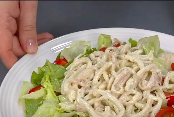 Легкий салат Цезарь с кальмарами — готовится быстро, выглядит празднично на новогоднем столе