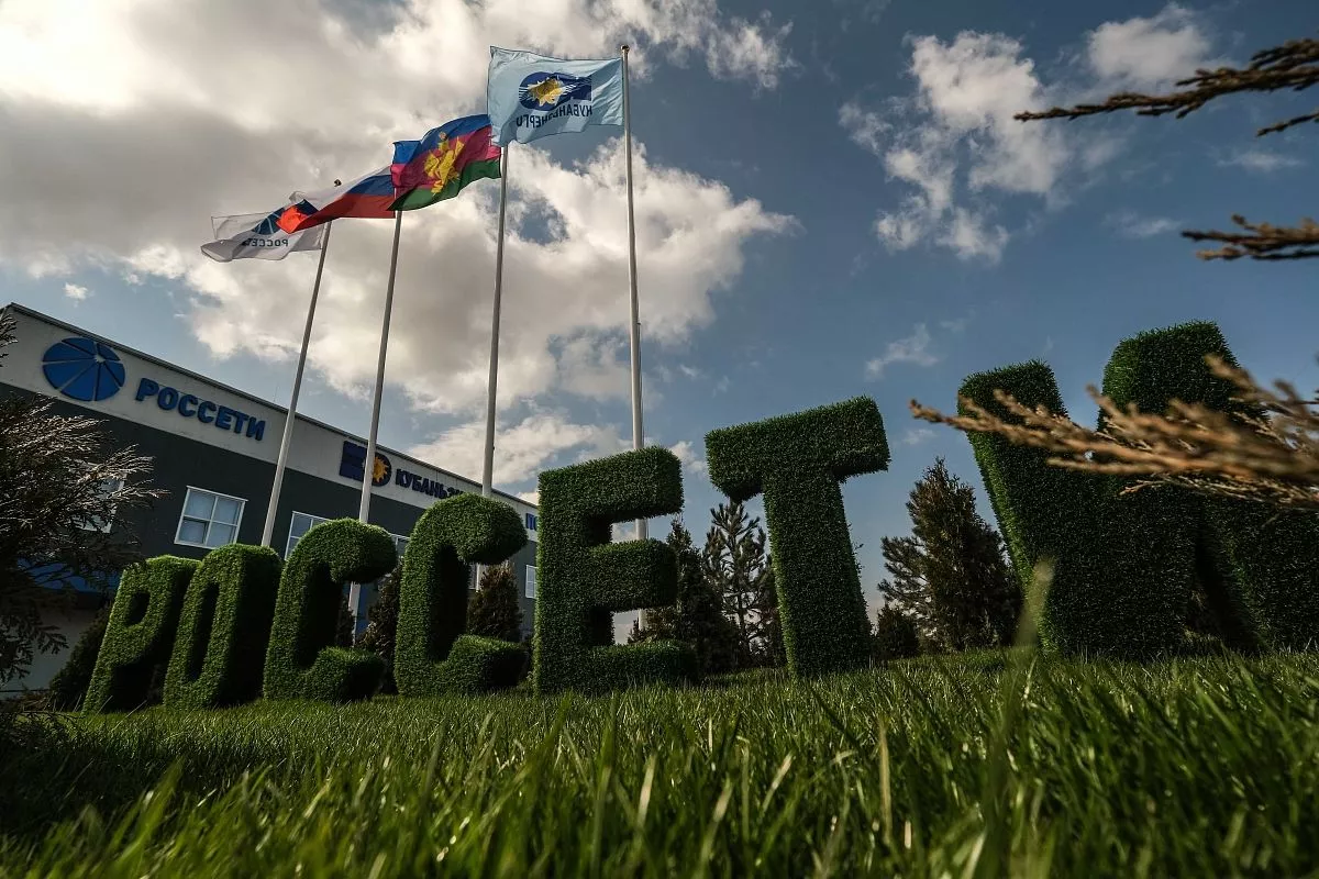 Энергомост, присоединивший полуостров, работает в оба направления в зависимости от пиков потребления.