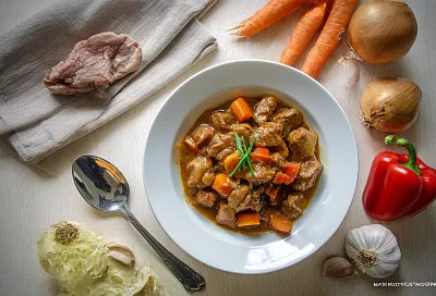 Тушим мясо по-кавказски: сочные кусочки в ароматной овощной подливе тают во рту