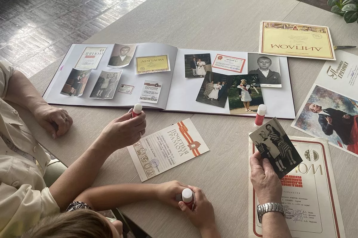 На страницах альбома семьи школьников рассказывают о своих традициях.