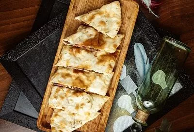 Каждый день на завтрак готовлю с «закрытыми глазами» лепешки с начинкой из лаваша. Начинки меняются, а порядок действий - всегда одинаков