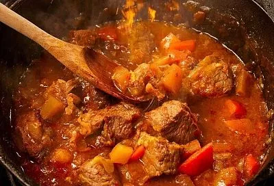 Нарежьте мясо, обжарьте, добавьте специи — и вот уже сочное мясо и густой соус на вашей сковороде, а дом наполняется аппетитными запахами