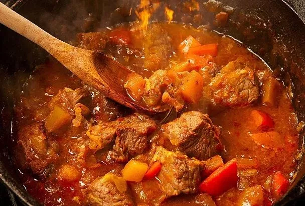 Нарежьте мясо, обжарьте, добавьте специи — и вот уже сочное мясо и густой соус на вашей сковороде, а дом наполняется аппетитными запахами