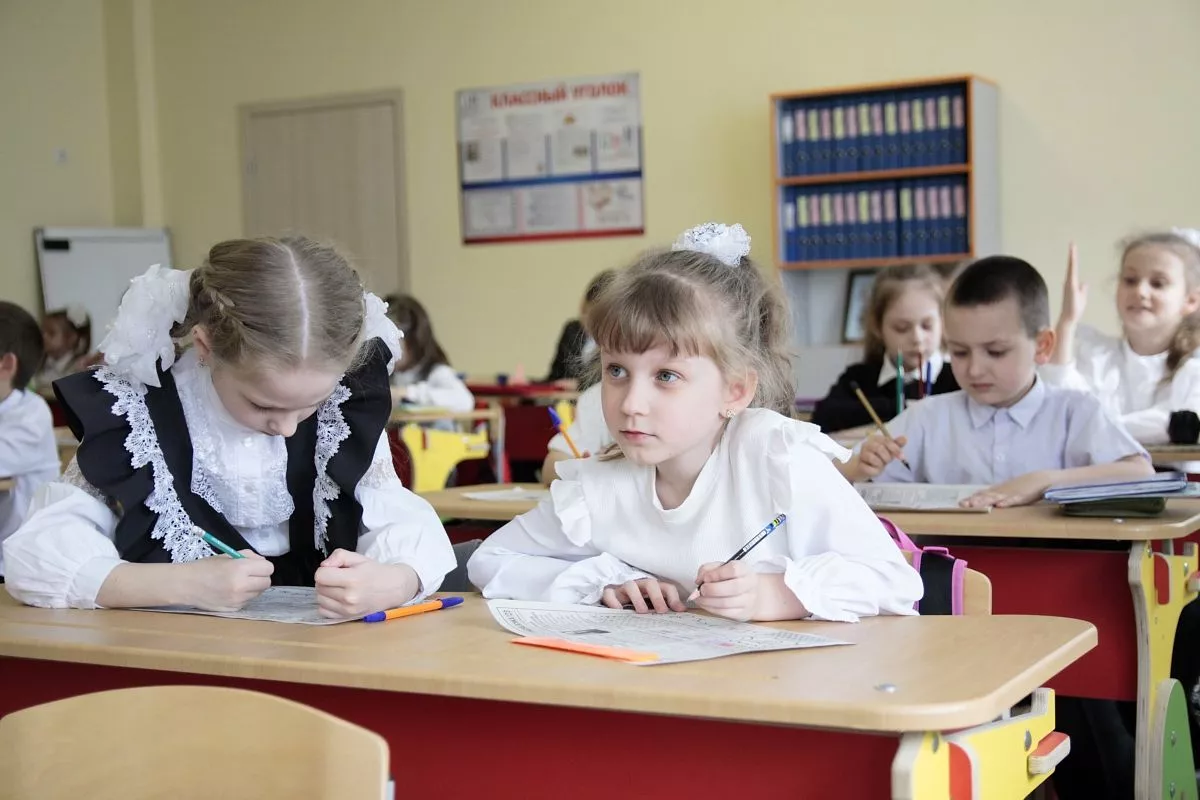 Теперь дети учатся в светлых и просторных классах Теперь дети учатся в светлых и просторных классах