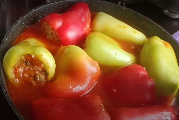 Такой фаршированный перец готовится без мяса: идеальный рецепт и его облегченный вариант