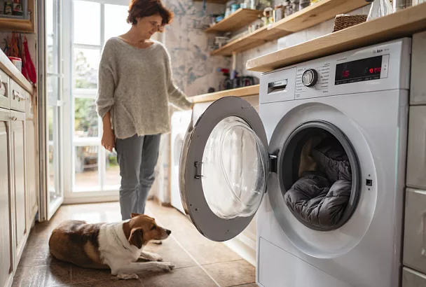 Три дополнительных полоскания + теннисные мячики — и пуховик после стирки как новый