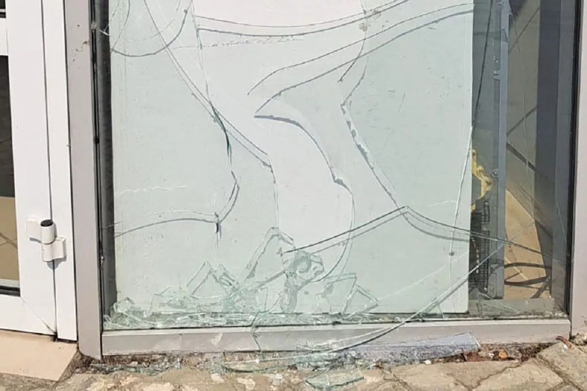 Разбил витрину магазина и порезался. Росгвардейцы оказали помощь пьяному мужчине в Туапсе