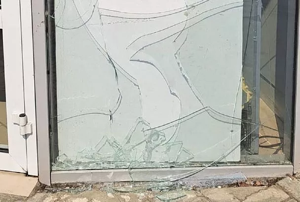 Разбил витрину магазина и порезался. Росгвардейцы оказали помощь пьяному мужчине в Туапсе