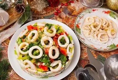 Люблю, когда в холодильнике есть варёные кальмары! Салат за 5 минут и никакой "резины" — секрет умной заготовки