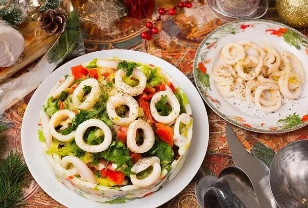 Люблю, когда в холодильнике есть варёные кальмары! Салат за 5 минут и никакой "резины" — секрет умной заготовки